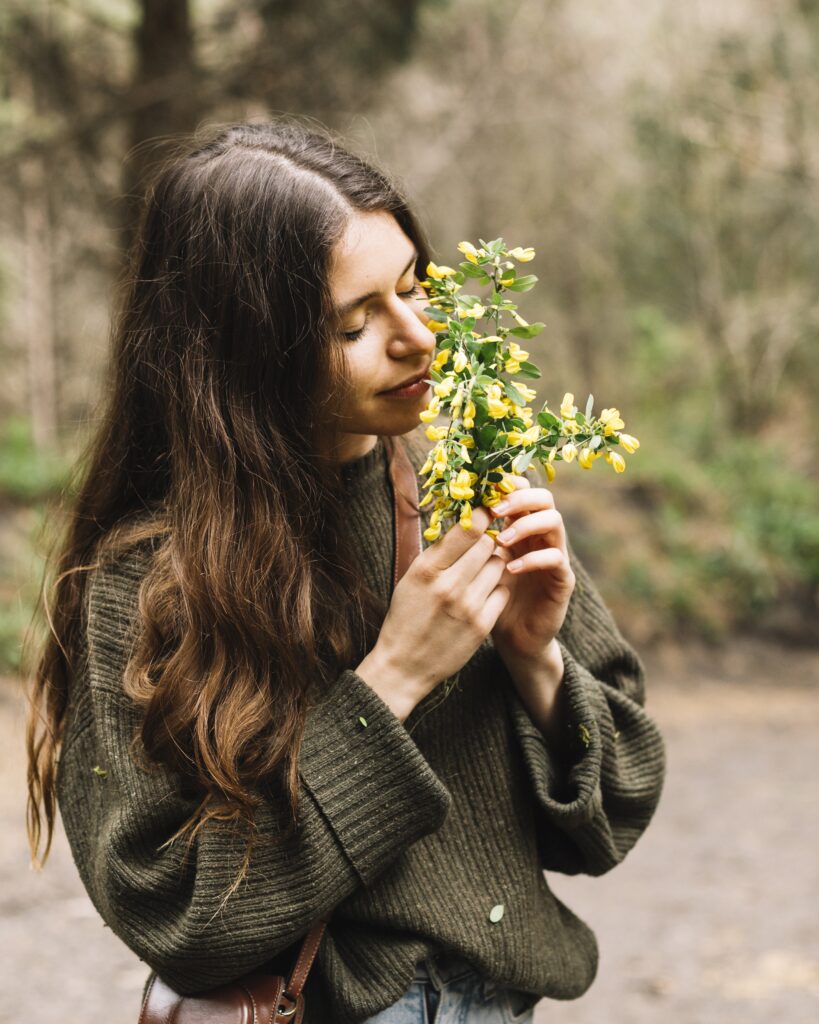 Frau riecht am Blume